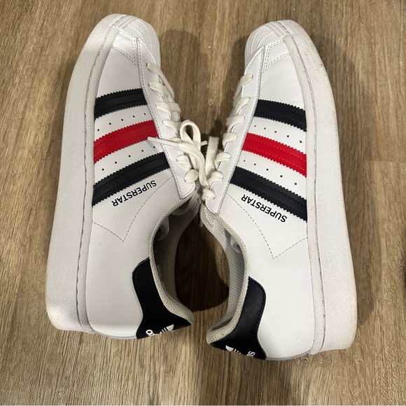 { preloved} Men’s Adidas Superstar White Shoes with Red and Black Accents - Picture 5 of 8